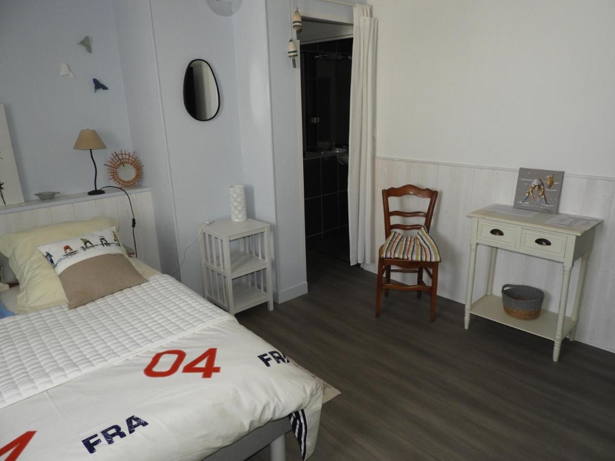Bed and Breakfast Les Volets Bleus Saint-Guenole Экстерьер фото